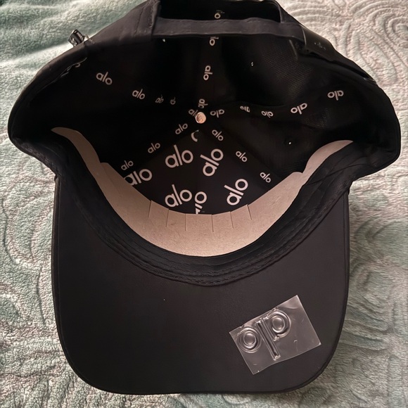 ALO Yoga Black Cap - Picture 2 of 2